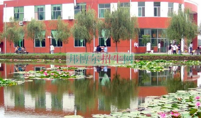 成都內(nèi)理科一專計算機應用技術大專學校
