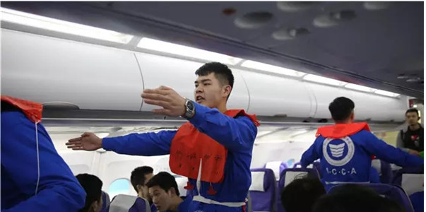 十名就業(yè)到春秋航空的成都航空旅游職業(yè)學(xué)校學(xué)子回母校進行新乘培訓(xùn)