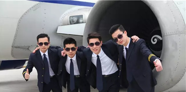 十名就業(yè)到春秋航空的成都航空旅游職業(yè)學(xué)校學(xué)子回母校進行新乘培訓(xùn)