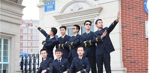 十名就業(yè)到春秋航空的成都航空旅游職業(yè)學(xué)校學(xué)子回母校進行新乘培訓(xùn)