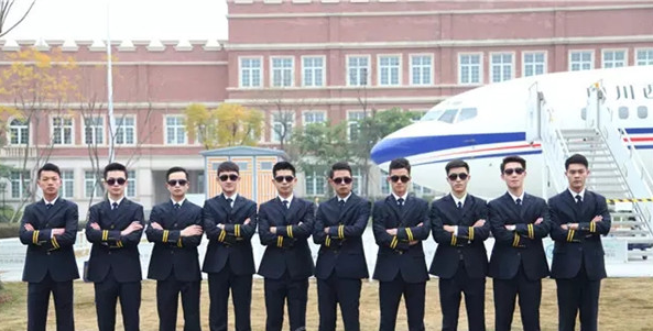 十名就業(yè)到春秋航空的成都航空旅游職業(yè)學(xué)校學(xué)子回母校進行新乘培訓(xùn)