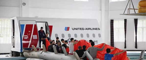 十名就業(yè)到春秋航空的成都航空旅游職業(yè)學(xué)校學(xué)子回母校進行新乘培訓(xùn)