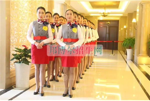 成都航空旅游職業(yè)學(xué)校開啟新學(xué)期首場招聘，場面火爆美女如云