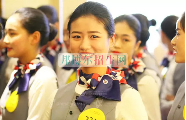 成都航空旅游職業(yè)學(xué)校開啟新學(xué)期首場招聘，場面火爆美女如云