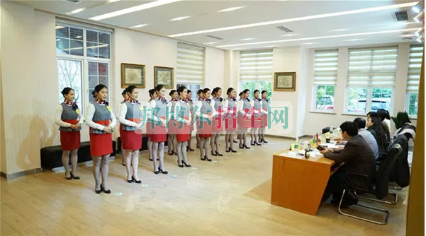 成都航空旅游職業(yè)學(xué)校開啟新學(xué)期首場招聘，場面火爆美女如云
