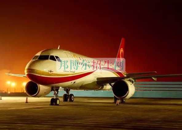 成都航空旅游職業(yè)學(xué)校開啟新學(xué)期首場招聘，場面火爆美女如云