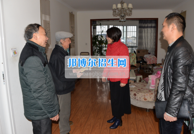 川南幼兒師范高等?？茖W(xué)校領(lǐng)導(dǎo)帶隊慰問生活困難教職工、老黨員和老干部