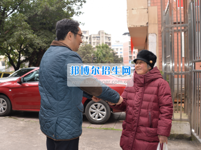 川南幼兒師范高等?？茖W(xué)校領(lǐng)導(dǎo)帶隊慰問生活困難教職工、老黨員和老干部