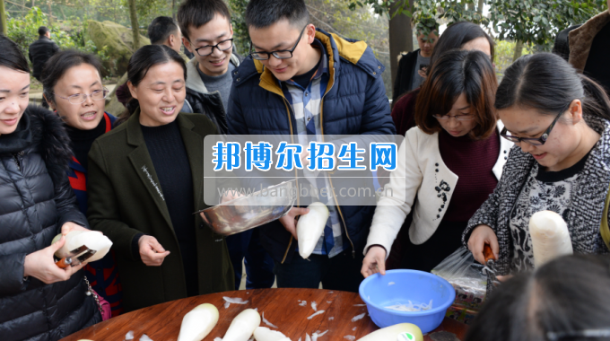 川南幼兒師范高等?？茖W(xué)校舉行慶祝國(guó)際勞動(dòng)?jì)D女節(jié)活動(dòng)