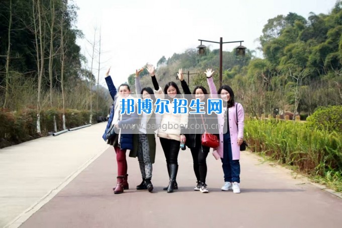 四川省樂山市第一職業(yè)高級(jí)中學(xué)春風(fēng)十里，不如你