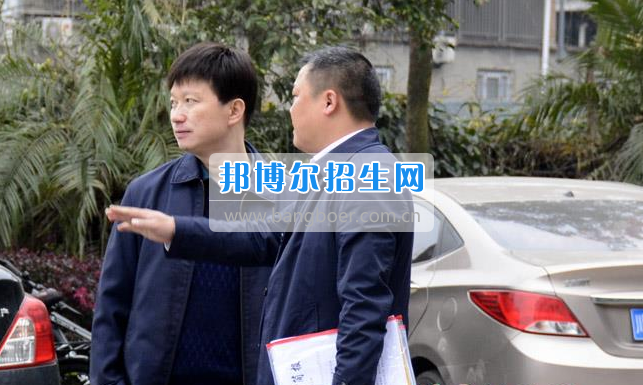 區(qū)委常委、宣傳部長(zhǎng)邱躍峰一行視察南充市建華職業(yè)中學(xué)