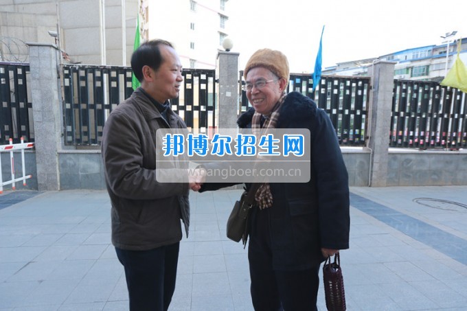 川北幼兒師范高等?？茖W(xué)校黨委書記張斌走訪慰問學(xué)校離退休老同志