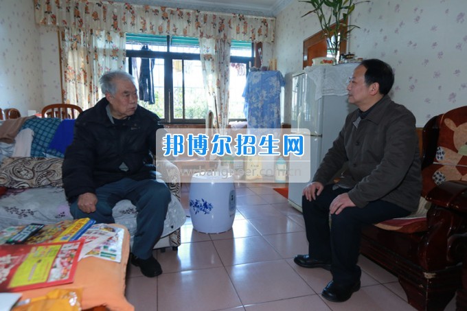 川北幼兒師范高等?？茖W(xué)校黨委書記張斌走訪慰問學(xué)校離退休老同志