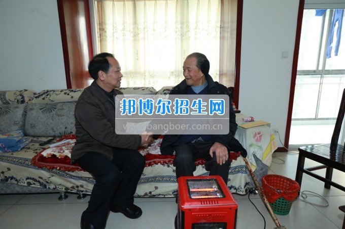 川北幼兒師范高等?？茖W(xué)校黨委書記張斌走訪慰問學(xué)校離退休老同志