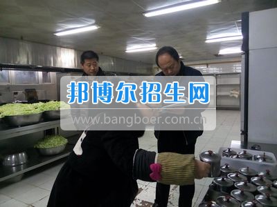 市食藥局、教育局領(lǐng)導(dǎo)到四川省什邡市職業(yè)中專學(xué)校食堂檢查開(kāi)學(xué)工作