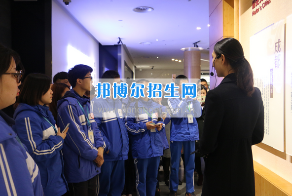 成都市洞子口職業(yè)高級中學舉行“成都，因我更美麗”主題開學典禮