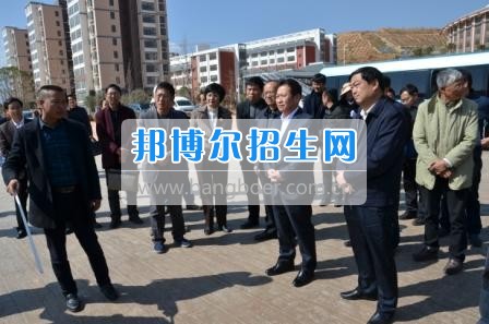 州委、州政府主要領(lǐng)導(dǎo)調(diào)研大理衛(wèi)校整體搬遷建設(shè)工作  2月10日下午，州委書記陳堅(jiān)和州委副書記、州長楊健等領(lǐng)導(dǎo)蒞臨大理衛(wèi)校(大理護(hù)理職業(yè)學(xué)院)海東新校區(qū)，對學(xué)校整體搬遷項(xiàng)目建設(shè)情況進(jìn)行實(shí)地調(diào)研，并在龍山國際會(huì)議中心主持召開推進(jìn)大理衛(wèi)校(大理護(hù)理職業(yè)學(xué)院)整體搬遷建設(shè)專題會(huì)議。楊泓濤校長代表學(xué)校匯報(bào)了學(xué)校的工作情況，海開委、州衛(wèi)計(jì)委、州教育局、州財(cái)政局、州發(fā)改委、州委編辦、州人社局、州審計(jì)局等部門領(lǐng)導(dǎo)對大理衛(wèi)校(大理護(hù)理職業(yè)學(xué)院)整體搬遷建設(shè)情況進(jìn)行了匯報(bào)說明。   會(huì)上,陳堅(jiān)書記強(qiáng)調(diào),各主管部門要站在促進(jìn)全州教育、衛(wèi)生事業(yè)發(fā)展的高度，加強(qiáng)協(xié)調(diào)聯(lián)動(dòng),幫助解決大理衛(wèi)校整體搬遷工作推進(jìn)上的瓶頸問題,以高標(biāo)準(zhǔn)、嚴(yán)要求組織驗(yàn)收和掃尾工作，保證施工安全、建筑安全及搬遷后的校園安全。楊健州長重申了實(shí)現(xiàn)整體搬遷的意義，并要求學(xué)校要在升格組建大理護(hù)理職業(yè)學(xué)院的同時(shí)，保留大理衛(wèi)校的牌子和教學(xué)優(yōu)勢，不斷提高辦學(xué)質(zhì)量，擴(kuò)大辦學(xué)規(guī)模，為全州衛(wèi)生事業(yè)發(fā)展輸送更多優(yōu)質(zhì)人才。   此次調(diào)研和座談會(huì)充分體現(xiàn)了州委、州政府對于學(xué)校整體搬遷建設(shè)的高度重視，也為學(xué)校發(fā)展指明了方向。學(xué)校領(lǐng)導(dǎo)對州委、州政府長期以來對學(xué)校的關(guān)心和支持致以衷心的感謝，并表示將按照會(huì)議的相關(guān)要求，抓實(shí)各項(xiàng)搬遷準(zhǔn)備工作，確保按時(shí)完成搬遷辦學(xué)。多措并舉做好資金籌措和師資隊(duì)伍建設(shè)，齊心協(xié)力將大理衛(wèi)校(大理護(hù)理職業(yè)學(xué)院)打造成為一所具有特色的一流高等護(hù)理職業(yè)院校。