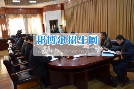州委、州政府主要領(lǐng)導(dǎo)調(diào)研大理衛(wèi)校整體搬遷建設(shè)工作  2月10日下午，州委書記陳堅(jiān)和州委副書記、州長楊健等領(lǐng)導(dǎo)蒞臨大理衛(wèi)校(大理護(hù)理職業(yè)學(xué)院)海東新校區(qū)，對學(xué)校整體搬遷項(xiàng)目建設(shè)情況進(jìn)行實(shí)地調(diào)研，并在龍山國際會(huì)議中心主持召開推進(jìn)大理衛(wèi)校(大理護(hù)理職業(yè)學(xué)院)整體搬遷建設(shè)專題會(huì)議。楊泓濤校長代表學(xué)校匯報(bào)了學(xué)校的工作情況，海開委、州衛(wèi)計(jì)委、州教育局、州財(cái)政局、州發(fā)改委、州委編辦、州人社局、州審計(jì)局等部門領(lǐng)導(dǎo)對大理衛(wèi)校(大理護(hù)理職業(yè)學(xué)院)整體搬遷建設(shè)情況進(jìn)行了匯報(bào)說明。   會(huì)上,陳堅(jiān)書記強(qiáng)調(diào),各主管部門要站在促進(jìn)全州教育、衛(wèi)生事業(yè)發(fā)展的高度，加強(qiáng)協(xié)調(diào)聯(lián)動(dòng),幫助解決大理衛(wèi)校整體搬遷工作推進(jìn)上的瓶頸問題,以高標(biāo)準(zhǔn)、嚴(yán)要求組織驗(yàn)收和掃尾工作，保證施工安全、建筑安全及搬遷后的校園安全。楊健州長重申了實(shí)現(xiàn)整體搬遷的意義，并要求學(xué)校要在升格組建大理護(hù)理職業(yè)學(xué)院的同時(shí)，保留大理衛(wèi)校的牌子和教學(xué)優(yōu)勢，不斷提高辦學(xué)質(zhì)量，擴(kuò)大辦學(xué)規(guī)模，為全州衛(wèi)生事業(yè)發(fā)展輸送更多優(yōu)質(zhì)人才。   此次調(diào)研和座談會(huì)充分體現(xiàn)了州委、州政府對于學(xué)校整體搬遷建設(shè)的高度重視，也為學(xué)校發(fā)展指明了方向。學(xué)校領(lǐng)導(dǎo)對州委、州政府長期以來對學(xué)校的關(guān)心和支持致以衷心的感謝，并表示將按照會(huì)議的相關(guān)要求，抓實(shí)各項(xiàng)搬遷準(zhǔn)備工作，確保按時(shí)完成搬遷辦學(xué)。多措并舉做好資金籌措和師資隊(duì)伍建設(shè)，齊心協(xié)力將大理衛(wèi)校(大理護(hù)理職業(yè)學(xué)院)打造成為一所具有特色的一流高等護(hù)理職業(yè)院校。