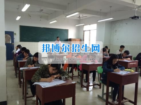 四川三河職業(yè)學院五年制轉(zhuǎn)錄考試工作圓滿結(jié)束  4月6日-7日，根據(jù)《四川三河職業(yè)學院2017年五年制轉(zhuǎn)錄考核方案》要求，2017年五年制轉(zhuǎn)錄考試在聯(lián)辦學校合江少岷職業(yè)技術(shù)學校張灣校區(qū)舉行，考試由教務處丁小林副處長組織，少岷職校有關領導共同配合開展，考試組織嚴密、紀律正常、圓滿完成了2017年五年制轉(zhuǎn)錄考試工作。