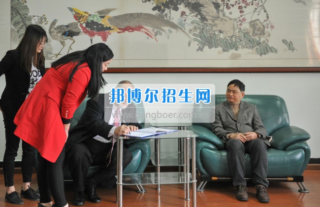 2017年樂(lè)山師范學(xué)院領(lǐng)導(dǎo)會(huì)見(jiàn)外籍專家張科德