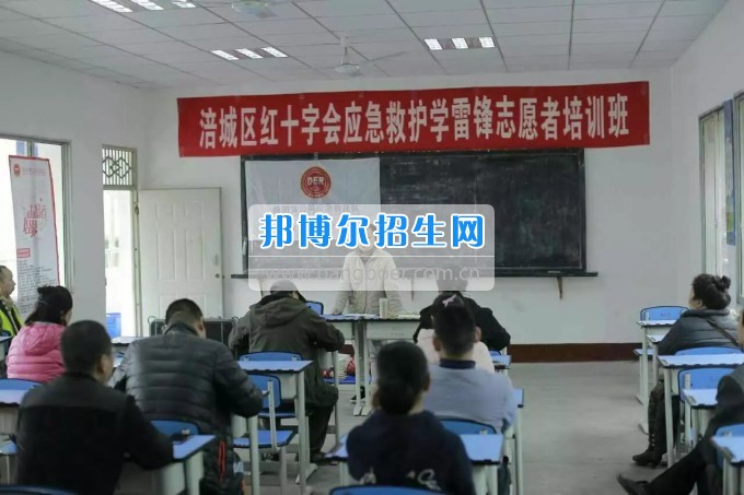 2017年涪城區(qū)紅十字會首屆應(yīng)急救護學雷鋒志愿者培訓(xùn)班在綿陽航空職業(yè)學校舉行