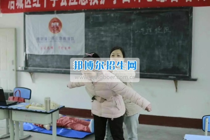 2017年涪城區(qū)紅十字會首屆應(yīng)急救護學雷鋒志愿者培訓(xùn)班在綿陽航空職業(yè)學校舉行