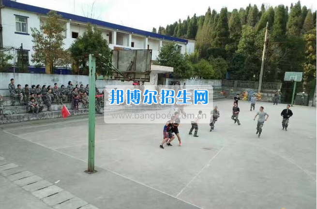 2017年貴陽行知科技職業(yè)學校中專部與高中部舉行籃球友誼賽