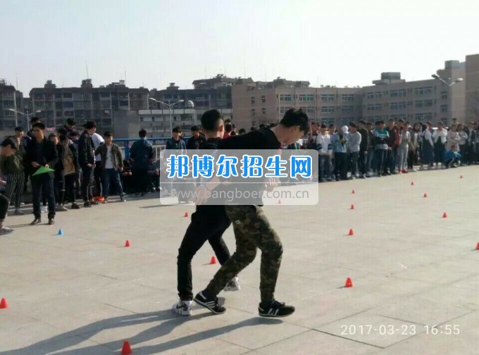 貴州工業(yè)職業(yè)技術(shù)學(xué)院中專(zhuān)部開(kāi)展2017年趣味運(yùn)動(dòng)會(huì)