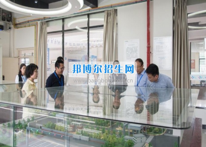 四川省一帶一路促進(jìn)會(huì)會(huì)長(zhǎng)林忠清一行來四川省經(jīng)濟(jì)管理學(xué)校參觀考察，共同商建“一帶一路國(guó)際職業(yè)教育中心”