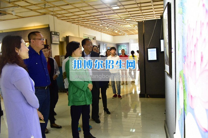校黨委書記韓卉蒞臨貴州師范大學求是學院參觀2017屆美術(shù)畢業(yè)作品展