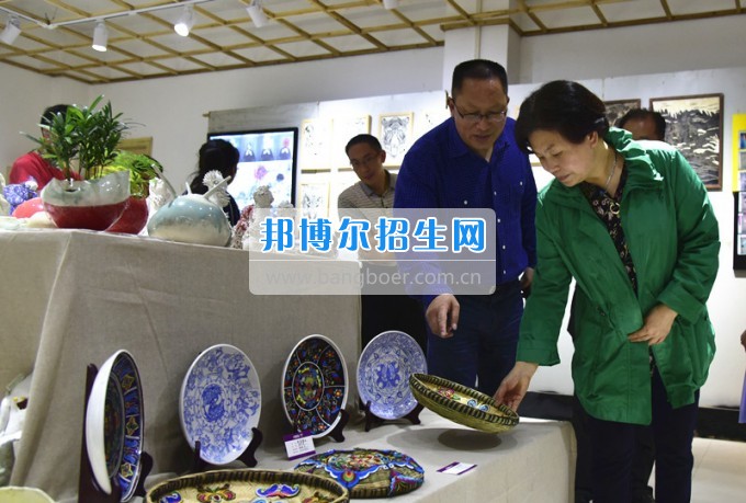 校黨委書記韓卉蒞臨貴州師范大學求是學院參觀2017屆美術(shù)畢業(yè)作品展
