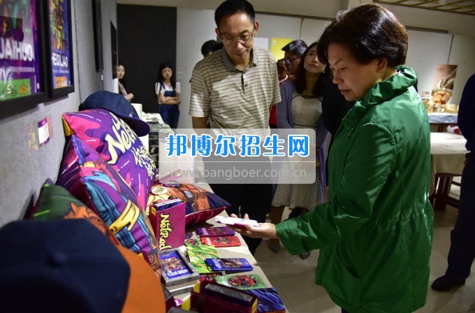 校黨委書記韓卉蒞臨貴州師范大學求是學院參觀2017屆美術(shù)畢業(yè)作品展