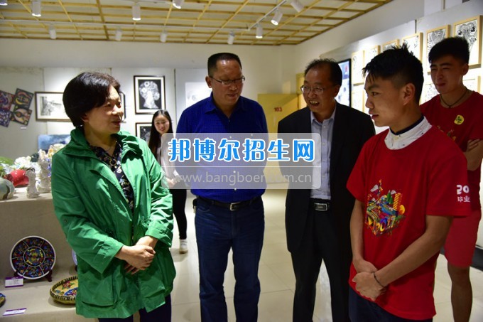 校黨委書記韓卉蒞臨貴州師范大學求是學院參觀2017屆美術(shù)畢業(yè)作品展