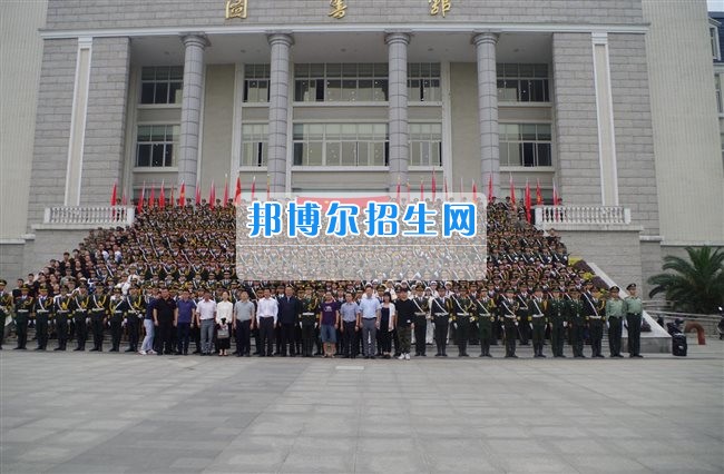 四川管理職業(yè)學(xué)院國(guó)旗隊(duì)參加四川省高校國(guó)旗護(hù)衛(wèi)隊(duì)會(huì)操交流活動(dòng)  為慶祝中國(guó)人民解放軍建軍90周年，推進(jìn)西南地區(qū)高校國(guó)旗文化的發(fā)展，持續(xù)發(fā)揮升旗儀式的教育引導(dǎo)作用，深化愛國(guó)主義教育，5月20日，我院國(guó)旗隊(duì)?wèi)?yīng)邀參加了由四川大學(xué)錦城學(xué)院發(fā)起的會(huì)操交流活動(dòng)。  全省28所高校的國(guó)旗護(hù)衛(wèi)隊(duì)，近千名國(guó)旗手齊聚一堂。在莊嚴(yán)的升旗儀式后，活動(dòng)進(jìn)入會(huì)操展示環(huán)節(jié)。我院國(guó)旗隊(duì)邁著整齊劃一的步伐走過主席臺(tái)，展示出了優(yōu)秀的訓(xùn)練水平和昂揚(yáng)的精神風(fēng)貌。當(dāng)天下午，在四川大學(xué)錦城學(xué)院大禮堂舉行了“以我火紅青春、譜寫國(guó)旗禮贊”大學(xué)生升旗手文藝匯演。我院代表隊(duì)以優(yōu)雅的舞姿展現(xiàn)了大學(xué)生青春的風(fēng)采。表達(dá)了對(duì)祖國(guó)與學(xué)院的炙熱情感和嚴(yán)于律己的學(xué)習(xí)態(tài)度。  此次會(huì)操交流活動(dòng)，加強(qiáng)了省內(nèi)各高校國(guó)旗護(hù)衛(wèi)隊(duì)間的聯(lián)系，弘揚(yáng)了愛國(guó)、愛旗、護(hù)旗的精神，獲得了寶貴的經(jīng)驗(yàn)，明確了努力的方向。我院國(guó)旗隊(duì)的隊(duì)員們紛紛表示：要肩負(fù)起捍衛(wèi)國(guó)旗尊嚴(yán)、宣傳國(guó)旗文化的神圣使命!