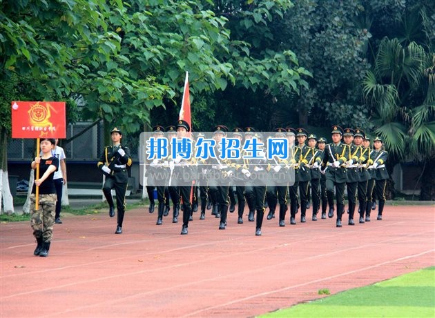 四川管理職業(yè)學(xué)院國(guó)旗隊(duì)參加四川省高校國(guó)旗護(hù)衛(wèi)隊(duì)會(huì)操交流活動(dòng)  為慶祝中國(guó)人民解放軍建軍90周年，推進(jìn)西南地區(qū)高校國(guó)旗文化的發(fā)展，持續(xù)發(fā)揮升旗儀式的教育引導(dǎo)作用，深化愛國(guó)主義教育，5月20日，我院國(guó)旗隊(duì)?wèi)?yīng)邀參加了由四川大學(xué)錦城學(xué)院發(fā)起的會(huì)操交流活動(dòng)。  全省28所高校的國(guó)旗護(hù)衛(wèi)隊(duì)，近千名國(guó)旗手齊聚一堂。在莊嚴(yán)的升旗儀式后，活動(dòng)進(jìn)入會(huì)操展示環(huán)節(jié)。我院國(guó)旗隊(duì)邁著整齊劃一的步伐走過主席臺(tái)，展示出了優(yōu)秀的訓(xùn)練水平和昂揚(yáng)的精神風(fēng)貌。當(dāng)天下午，在四川大學(xué)錦城學(xué)院大禮堂舉行了“以我火紅青春、譜寫國(guó)旗禮贊”大學(xué)生升旗手文藝匯演。我院代表隊(duì)以優(yōu)雅的舞姿展現(xiàn)了大學(xué)生青春的風(fēng)采。表達(dá)了對(duì)祖國(guó)與學(xué)院的炙熱情感和嚴(yán)于律己的學(xué)習(xí)態(tài)度。  此次會(huì)操交流活動(dòng)，加強(qiáng)了省內(nèi)各高校國(guó)旗護(hù)衛(wèi)隊(duì)間的聯(lián)系，弘揚(yáng)了愛國(guó)、愛旗、護(hù)旗的精神，獲得了寶貴的經(jīng)驗(yàn)，明確了努力的方向。我院國(guó)旗隊(duì)的隊(duì)員們紛紛表示：要肩負(fù)起捍衛(wèi)國(guó)旗尊嚴(yán)、宣傳國(guó)旗文化的神圣使命!