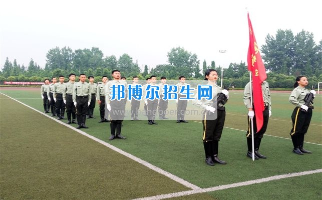 四川管理職業(yè)學(xué)院國(guó)旗隊(duì)參加四川省高校國(guó)旗護(hù)衛(wèi)隊(duì)會(huì)操交流活動(dòng)  為慶祝中國(guó)人民解放軍建軍90周年，推進(jìn)西南地區(qū)高校國(guó)旗文化的發(fā)展，持續(xù)發(fā)揮升旗儀式的教育引導(dǎo)作用，深化愛國(guó)主義教育，5月20日，我院國(guó)旗隊(duì)?wèi)?yīng)邀參加了由四川大學(xué)錦城學(xué)院發(fā)起的會(huì)操交流活動(dòng)。  全省28所高校的國(guó)旗護(hù)衛(wèi)隊(duì)，近千名國(guó)旗手齊聚一堂。在莊嚴(yán)的升旗儀式后，活動(dòng)進(jìn)入會(huì)操展示環(huán)節(jié)。我院國(guó)旗隊(duì)邁著整齊劃一的步伐走過主席臺(tái)，展示出了優(yōu)秀的訓(xùn)練水平和昂揚(yáng)的精神風(fēng)貌。當(dāng)天下午，在四川大學(xué)錦城學(xué)院大禮堂舉行了“以我火紅青春、譜寫國(guó)旗禮贊”大學(xué)生升旗手文藝匯演。我院代表隊(duì)以優(yōu)雅的舞姿展現(xiàn)了大學(xué)生青春的風(fēng)采。表達(dá)了對(duì)祖國(guó)與學(xué)院的炙熱情感和嚴(yán)于律己的學(xué)習(xí)態(tài)度。  此次會(huì)操交流活動(dòng)，加強(qiáng)了省內(nèi)各高校國(guó)旗護(hù)衛(wèi)隊(duì)間的聯(lián)系，弘揚(yáng)了愛國(guó)、愛旗、護(hù)旗的精神，獲得了寶貴的經(jīng)驗(yàn)，明確了努力的方向。我院國(guó)旗隊(duì)的隊(duì)員們紛紛表示：要肩負(fù)起捍衛(wèi)國(guó)旗尊嚴(yán)、宣傳國(guó)旗文化的神圣使命!