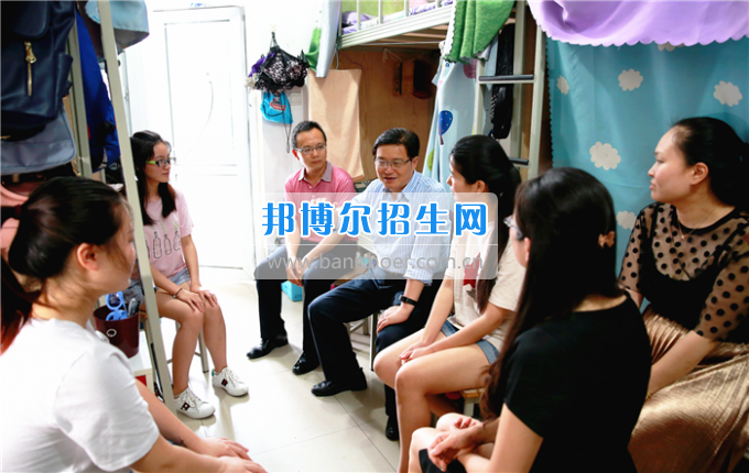 成都中醫(yī)藥大學(xué)領(lǐng)導(dǎo)走訪慰問老黨員、困難黨員和群眾代表