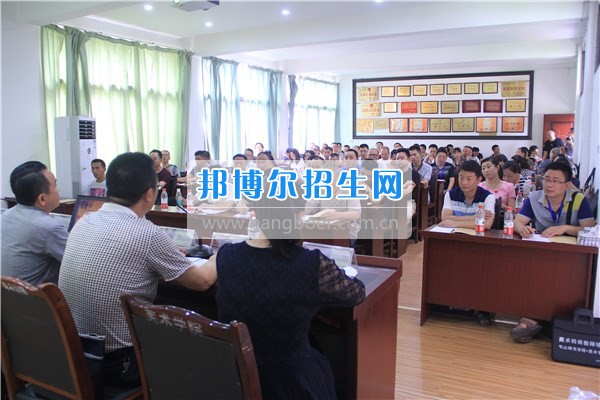 樂山師范學校井研縣、峨邊縣美術(shù)教師轉(zhuǎn)崗培訓班隆重開班