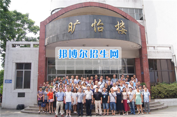 樂山師范學校井研縣、峨邊縣美術(shù)教師轉(zhuǎn)崗培訓班隆重開班