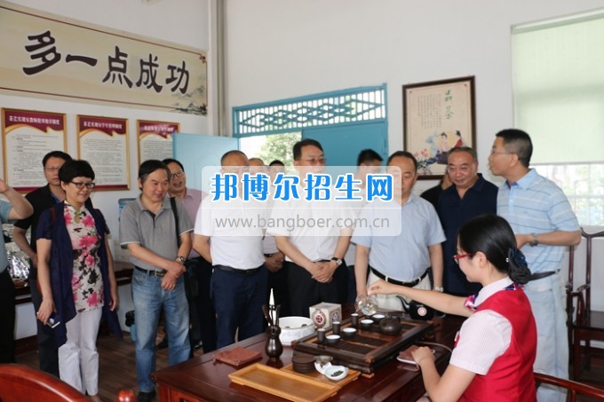 四川省政協(xié)民進主委到綿陽市交通技工學(xué)校校進行調(diào)研