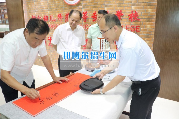 美國密歇根奧克蘭大學李樂東教授來銅仁幼兒師范高等?？茖W校交流訪問