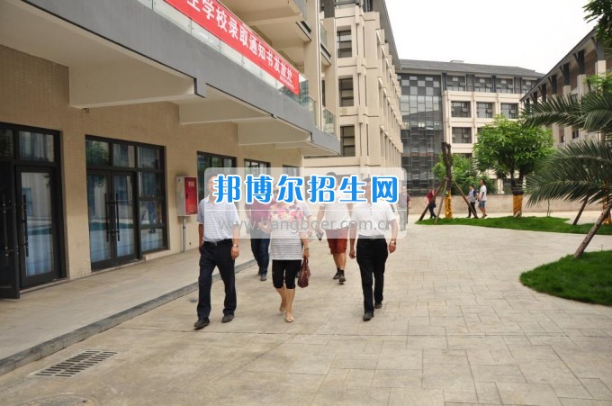 　　攀枝花學(xué)院土木工程學(xué)院副校長(zhǎng)石維富帶隊(duì)檢查康養(yǎng)學(xué)院后勤準(zhǔn)備工作  　　7月10日，攀枝花學(xué)院土木工程學(xué)院副校長(zhǎng)石維富帶領(lǐng)學(xué)生處、后管處、網(wǎng)計(jì)中心、后勤集團(tuán)、宣傳部、康養(yǎng)學(xué)院、花舞人間公司相關(guān)負(fù)責(zé)人一同視察了康養(yǎng)學(xué)院后勤保障準(zhǔn)備工作。  　　石維富主要檢查了學(xué)生寢室、教室、實(shí)驗(yàn)室、食堂、運(yùn)動(dòng)場(chǎng)等校園環(huán)境設(shè)施的準(zhǔn)備情況。相關(guān)單位對(duì)準(zhǔn)備工作中存在的問題提出了具體整改意見。最后石維富要求相關(guān)單位積極配合花舞人間公司做好開學(xué)前準(zhǔn)備工作，并希望花舞人間公司加快工作進(jìn)度，確保在開學(xué)前各項(xiàng)準(zhǔn)備工作保質(zhì)保量完成。  　　