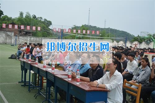 　　我校隆重舉行2017年預(yù)備班學(xué)生“各展所長(zhǎng)，揚(yáng)帆起航”文藝匯演  　　為了豐富同學(xué)們的課余生活，提高同學(xué)們的文藝素養(yǎng)，增強(qiáng)班級(jí)間的凝聚力和親和力。6月2日晚，我校在球類運(yùn)動(dòng)場(chǎng)舉辦了預(yù)備班“各展所長(zhǎng)，揚(yáng)帆起航”學(xué)生文藝匯演，全體預(yù)備班學(xué)生和職高部學(xué)生共800多名以及20多名教職工觀看了演出。  　　此次文藝匯演的節(jié)目?jī)?nèi)容形式多樣、內(nèi)容豐富，激情的開(kāi)場(chǎng)舞——《GOODBOY》中拉開(kāi)了帷幕，伴隨著一陣陣掌聲，歌舞、小品、朗誦、相聲等精心準(zhǔn)備的22個(gè)精彩的節(jié)目為觀眾呈現(xiàn)了一道豐富的視聽(tīng)盛宴，最后全體師生齊唱的《難忘今宵》把本場(chǎng)文藝匯演推向了高潮，掌聲和歡呼聲此起彼伏，臺(tái)上臺(tái)下成了一片激情四溢的海洋，本場(chǎng)文藝匯演畫上了圓滿的句號(hào)。  　　此次文藝匯演演出的成功舉辦，充分彰顯了我校預(yù)備班學(xué)生的個(gè)性，讓預(yù)備班學(xué)生充分感受到育才職高的魅力。