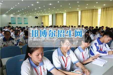 閬中師范學(xué)校落實(shí)教育扶貧為貧困學(xué)生發(fā)放生活補(bǔ)助