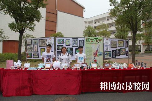 學校的選擇與報考是雙向的，不光學生會選擇一所優(yōu)秀的學校報考，學校也會選擇優(yōu)質的學生進行錄取，讓自己的辦學更上一層樓。因此在報考前，同學們很有必要去了解一下學校的招生要求以及報名條件。下面就和小編一起來看看井岡山應用科技學校的招生要求吧。  井岡山應用科技學校招生對象：應屆初中畢業(yè)生。  井岡山應用科技學校 1.中考準考證:  2.戶口本前頁及學生個人戶口頁復印件:  3.初中畢業(yè)證復印件:  4.其它享受國家資助的證件。低保、殘疾等證件:  井岡山應用科技學校簡介 江西省井岡山應用科技學校前身為江西省吉安農業(yè)學校，創(chuàng)辦于1951年10月，是一所全日制普通中等專業(yè)學校，隸屬于吉安市農業(yè)局。2004年4月經江西省人民政府批準，更名為江西省井岡山應用科技學校，2009年12月經市教育局批準，增掛吉安農業(yè)學校校牌，實行兩塊牌子一套班子。學校位于吉安市旅游風景區(qū)----青原山，校園占地面積180畝，建筑面積7萬余平方米，環(huán)境優(yōu)美，是一所花園式學?！，F有教職工245人，其中專兼職教師236人，現有在校學生4078人。  小編總結 不知道小伙伴們滿足以上要求了嗎?對于想要報考井岡山應用科技學校的同學來說，滿足招生要求只是報考的第一步哦!要確定自己會不會被錄取，就還需要對學校的錄取分數線做好了解，歡迎大家前往邦博爾技校網進行分數線的咨詢。