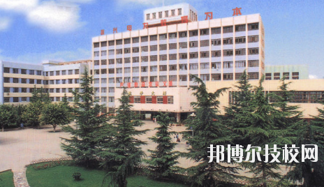 知道一所學(xué)校的名字，但是最基本的學(xué)校簡介是必須了解的，選學(xué)校不能初心，畢竟是關(guān)系到自己的將來。以下是小編整理的蘭州電力學(xué)校介紹。  蘭州電力學(xué)校層次：中專  蘭州電力學(xué)校性質(zhì)：公辦  蘭州電力學(xué)校地址：蘭州市安寧區(qū)萬新北路  蘭州電力學(xué)校介紹 蘭州電力學(xué)校坐落于蘭州安寧區(qū)，環(huán)境優(yōu)美，教學(xué)設(shè)施齊全。蘭州電力學(xué)校、甘肅電業(yè)職工中等專業(yè)學(xué)校、甘肅電力繼續(xù)教育中心三塊牌子，一套機(jī)構(gòu)，分署辦公，甘肅電力黨校掛靠在學(xué)校。  十幾年來，蘭州電力學(xué)校先后招收國家任務(wù)生、社會委培生、市場調(diào)節(jié)生等類學(xué)生，為社會和系統(tǒng)培養(yǎng)畢業(yè)生3104名，為甘肅電力系統(tǒng)和農(nóng)電系統(tǒng)培訓(xùn)學(xué)員近16000人。 經(jīng)過十幾年、尤其是90年代中后期的迅速發(fā)展，學(xué)校已經(jīng)成為甘肅省中專學(xué)校的佼佼者，建有一座中型實(shí)習(xí)工廠，有計(jì)算機(jī)多媒體教室、電子閱覽室等18個實(shí)驗(yàn)室和校園計(jì)算機(jī)網(wǎng)絡(luò)。學(xué)校曾經(jīng)和現(xiàn)設(shè)置的專業(yè)有發(fā)電廠及電力系統(tǒng)、電廠熱能動力設(shè)備、電廠化學(xué)、建筑工程估價(jià)、用電管理、計(jì)算機(jī)應(yīng)用、財(cái)務(wù)會計(jì)、城鎮(zhèn)供用電、農(nóng)村供用電、制冷與空調(diào)安裝、電力營銷、電氣技術(shù)、電子電器、輸配電線路施工檢修與運(yùn)行、水利水電工程技術(shù)、文化藝術(shù)等近二十個專業(yè)。學(xué)制有大中專二年半、在職中專三年、普通中專四年和