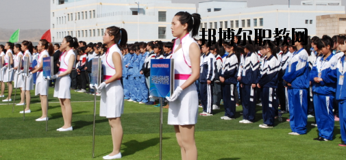 升學(xué)都是選拔性的考試，所以對(duì)同學(xué)們都有分?jǐn)?shù)要求是很正常的，而初中升學(xué)又分為高中和普通中職學(xué)校，而這兩個(gè)之間的錄取都是不一樣的，在分?jǐn)?shù)上面的要求區(qū)別比較大，那么，白銀工業(yè)學(xué)校招生錄取分?jǐn)?shù)線是多少呢?接下來就為同學(xué)們整理一下。  白銀工業(yè)學(xué)校錄取分?jǐn)?shù)線 白銀市普高錄取分?jǐn)?shù)線：460分  白銀工業(yè)學(xué)校拓展閱讀 學(xué)校擁有一支學(xué)歷層次高、專業(yè)水平強(qiáng)、敬業(yè)愛崗、專兼結(jié)合、充滿活力的高素質(zhì)教師隊(duì)伍，學(xué)?，F(xiàn)有專兼結(jié)合的教師近200人。其中，研究生學(xué)歷11人，本科學(xué)歷89人，學(xué)歷合格率達(dá)92%以上;有高級(jí)職稱25人，中級(jí)職稱76人;基礎(chǔ)課教師48人，專業(yè)課教師67人，實(shí)習(xí)指導(dǎo)教師33人，雙師型教師占16人。教師的學(xué)歷、職稱結(jié)構(gòu)合理，完全能滿足學(xué)校的教學(xué)、實(shí)習(xí)實(shí)訓(xùn)需要。  學(xué)校擁有十一個(gè)專業(yè)實(shí)訓(xùn)室。即電子電工實(shí)訓(xùn)室、建筑材料實(shí)訓(xùn)室、機(jī)電一體化實(shí)訓(xùn)室、電焊實(shí)訓(xùn)室、電器維修實(shí)訓(xùn)室、電鋼琴實(shí)驗(yàn)實(shí)訓(xùn)室、金工實(shí)訓(xùn)室、模具數(shù)控實(shí)訓(xùn)室、CID制圖室、中高級(jí)電工考核室、銑工實(shí)訓(xùn)室。擁有四大實(shí)驗(yàn)室，即化工實(shí)驗(yàn)室、物理實(shí)驗(yàn)室、財(cái)會(huì)模擬實(shí)驗(yàn)室、語音實(shí)驗(yàn)室。擁有六個(gè)微機(jī)室，多媒體教室、電教室等現(xiàn)代化教學(xué)設(shè)施。并建成校園網(wǎng)及遠(yuǎn)程教育網(wǎng)。學(xué)校將于5月份開工興建的實(shí)訓(xùn)樓建成后，將進(jìn)一步改善實(shí)訓(xùn)條件。學(xué)校分南北兩個(gè)校區(qū)，占地面積500余畝，校舍建筑面積66000平方米。  上文，就是小編為同學(xué)們整理的關(guān)于白銀工業(yè)學(xué)校所在地的普高錄取分?jǐn)?shù)線，同學(xué)們可以通過這個(gè)分?jǐn)?shù)線來分析自己現(xiàn)在的一個(gè)成績，能夠上高中的話及盡量的上高中。