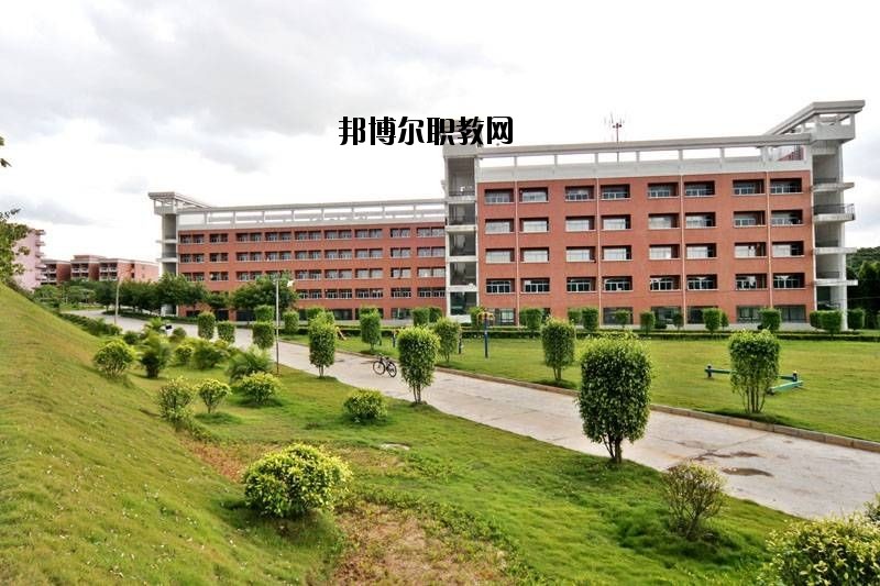 仙桃新亞電腦中等職業(yè)學(xué)校2020年招生辦聯(lián)系電話(huà)