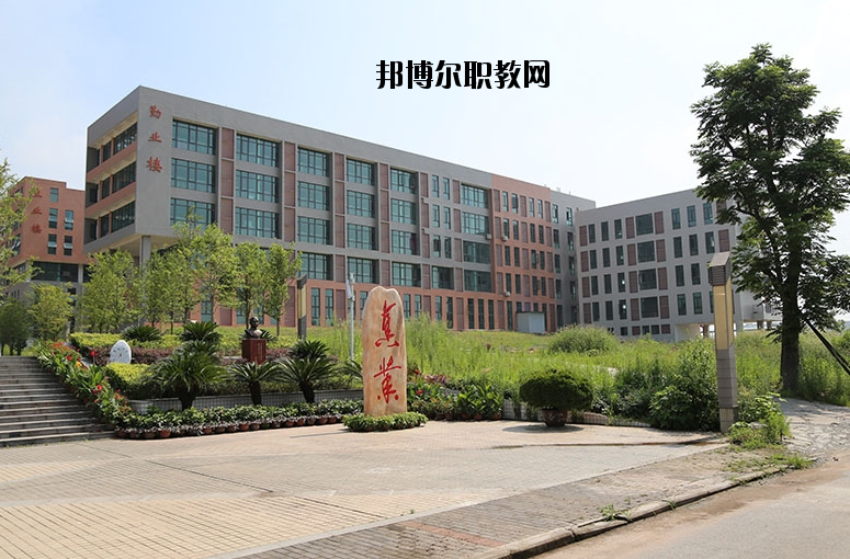 重慶榮昌區(qū)職業(yè)教育中心2020年報(bào)名條件、招生要求、招生對(duì)象