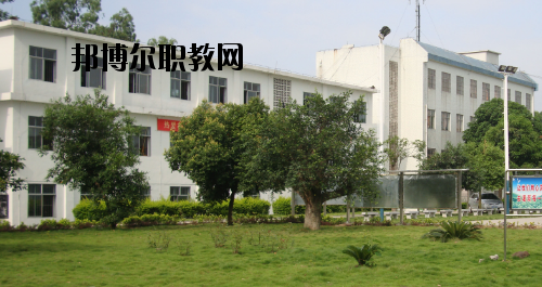 合山職業(yè)技術(shù)學(xué)校2020年報名條件、招生要求、招生對象